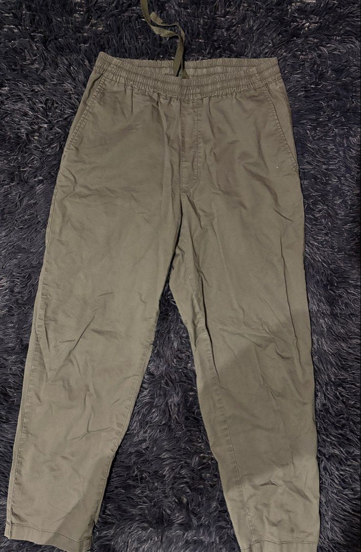 Uniqlo Olive Green Easy Drawstring Trousers Size S (Category: Trousers) located in Baguio. Submitted by kurt_7 (Listing ID 1468594647, Image 1). Description: - Brand: Uniqlo - Color: Olive Green - Size: S - Material: 98% cotton, 2% polyurethane (with stretch) - Features: Elastic waistband, adjustable drawstring, two side pockets - Style: Simple casual wear staple.