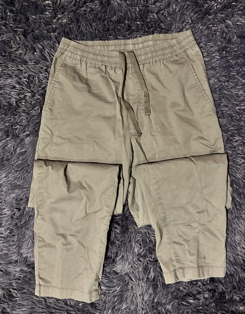 Uniqlo Olive Green Easy Drawstring Trousers Size S (Category: Trousers) located in Baguio. Submitted by kurt_7 (Listing ID 1468594647, Image 2). Description: - Brand: Uniqlo - Color: Olive Green - Size: S - Material: 98% cotton, 2% polyurethane (with stretch) - Features: Elastic waistband, adjustable drawstring, two side pockets - Style: Simple casual wear staple.