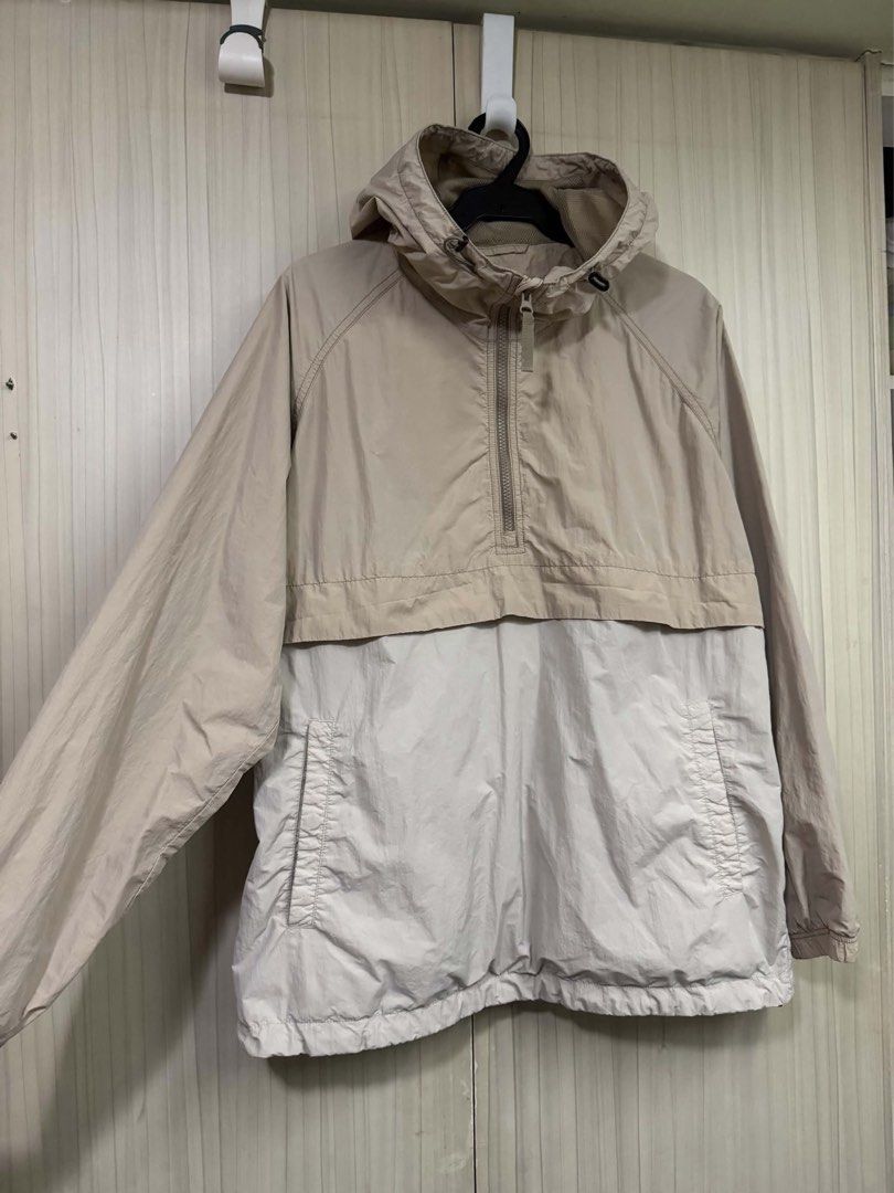 Uniqlo Oversized Wind Proof Parka (Category: Coats, Jackets and Outerwear) located in Quezon City. Submitted by dalsua (Listing ID 1468558808, Image 2). Description: Size: Medium Length: 28 inches Width: 24 inches.