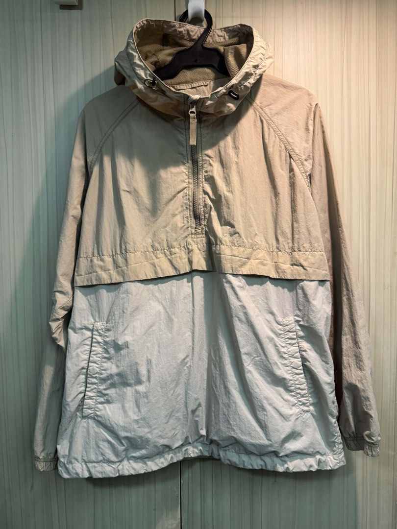 Uniqlo Oversized Wind Proof Parka (Category: Coats, Jackets and Outerwear) located in Quezon City. Submitted by dalsua (Listing ID 1468558808, Image 3). Description: Size: Medium Length: 28 inches Width: 24 inches.