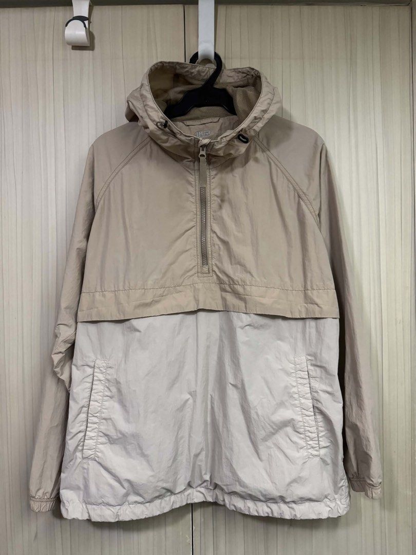 Uniqlo Oversized Wind Proof Parka (Category: Coats, Jackets and Outerwear) located in Quezon City. Submitted by dalsua (Listing ID 1468558808, Image 1). Description: Size: Medium Length: 28 inches Width: 24 inches.