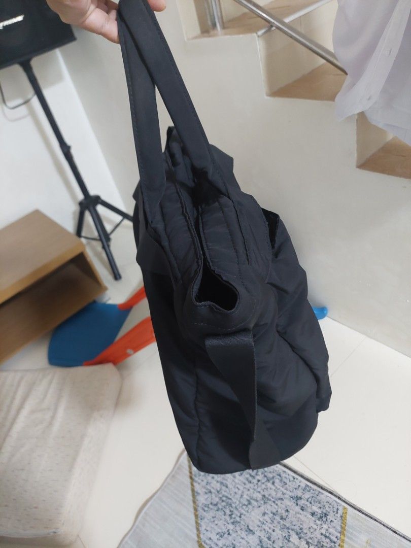 Uniqlo Round Mini Shoulder Bag Black (Category: Shoulder Bags) located in Quezon City. Submitted by jutang21 (Listing ID 1468627036, Image 2). Description: - Brand/Model: Uniqlo Puffy Shoulder Bag - Color: Classic Black - Material: Lightweight and durable quilted nylon - Closure: Secure zip top - Storage: Convenient inside pockets for keys and phone - Versatility: Adjustable strap for shoulder or crossbody wear - Ideal for: Daily errands and casu