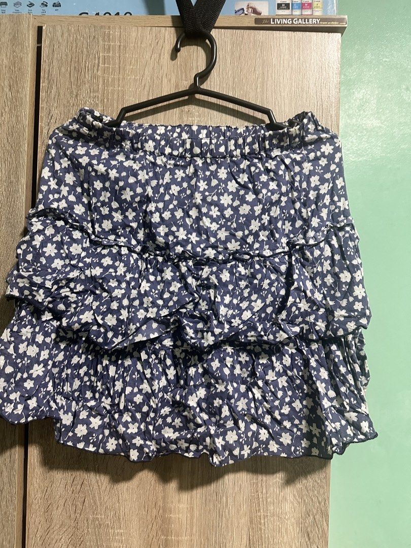 Uniqlo Skirt (Category: Skirts) located in Manila. Submitted by love.lyxph (Listing ID 1468645804, Image 2). Description: Uniqlo for kids XL Can be worn by adult (see photo) Small to Semi-medium .
