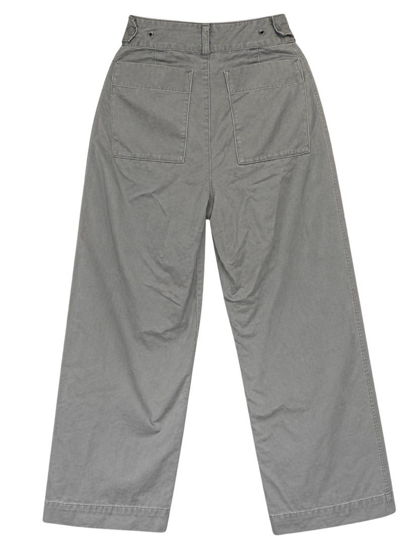 Uniqlo U Baker Pants (Category: Other Bottoms) located in Quezon City. Submitted by somedaze (Listing ID 1468317481, Image 2). Description: 🪩 PLEASE READ EVERYTHING FIRST 🪩 Uniqlo U Baker Pants Color: Gray Waist: 12 INCHES LAID FLAT ON TAPE MEASURE (58cm on tag but more of a 24”) Length: 36.5 INCHES Rise: 12 INCHES With snap button at the back to make it tighter PAYMENT: GCASH ONLY.
