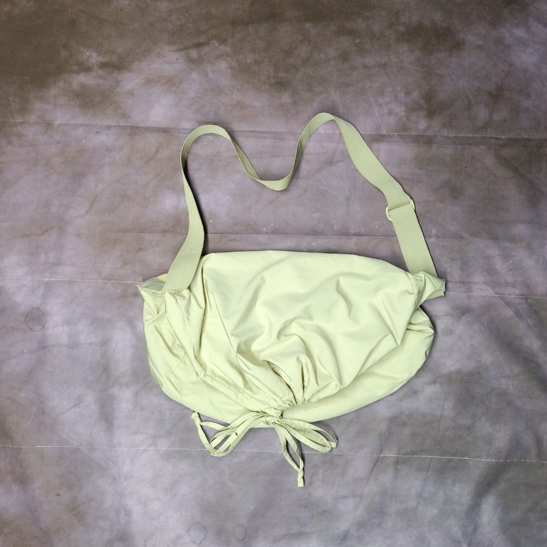 Uniqlo U Drawstring Shoulder Bag (Category: Sling Bags) located in San Jose. Submitted by dripdropph22 (Listing ID 1468649392, Image 2). Description: Uniqlo U Drawstring Shoulder Bag 449 + sf Sign of usage Need wash Unli vouche Unli VC.