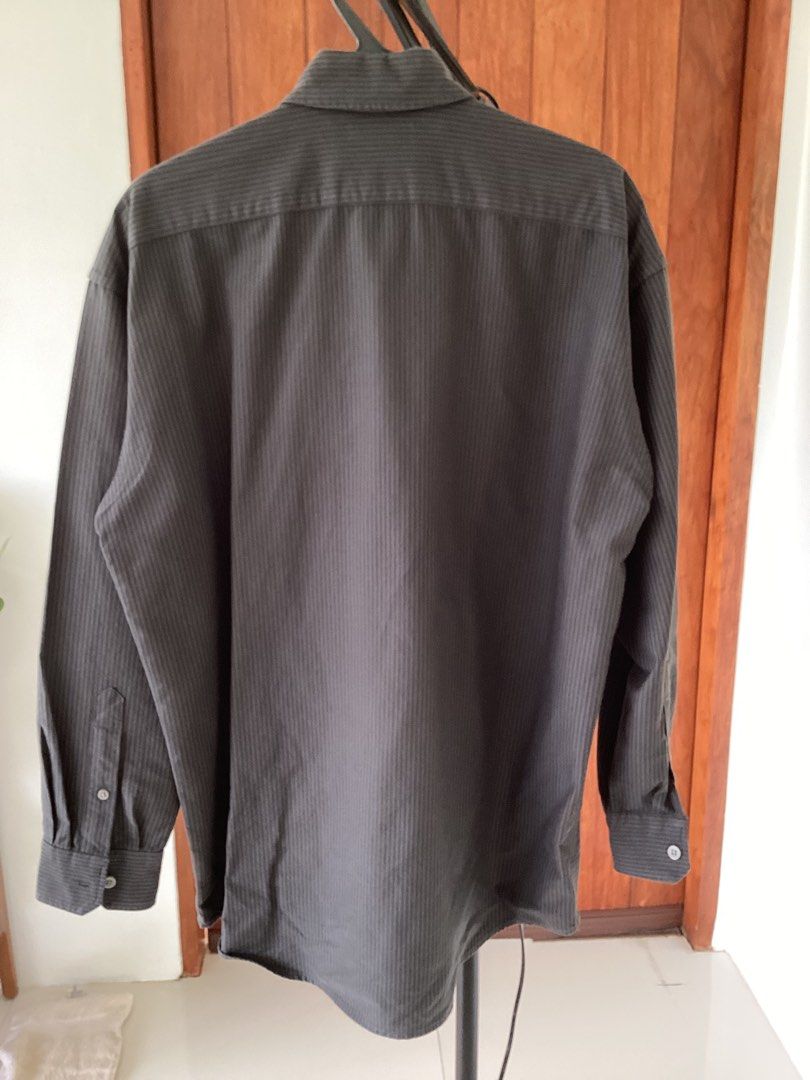 Uniqlo U Long Sleeve Button Down Shirt Size S (Category: Tshirts & Polo Shirts ) located in Bacoor. Submitted by cts217 (Listing ID 1468506899, Image 2). Description: - Brand/Model: Uniqlo U - Color: Dark grey with subtle vertical texture - Size: Small - Details: Standard button-down collar, single chest pocket, adjustable cuffs - Condition: Clean overall shape, ready for regular wear.