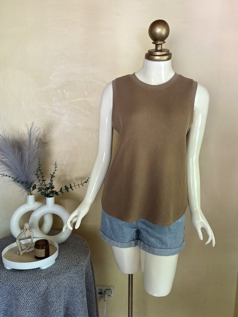 Uniqlo Waffle Sleeveless shirt (Category: Sleeveless) located in Silang. Submitted by princess_ameerah (Listing ID 1468596128, Image 1). Description: Uniqlo Waffle Sleeveless shirt - Large on tag -Condition 10/10 -Color may vary due to lighting Location:Cavite Shipping via J&T Mode of payment: Gcash,BPI & Maribank 250.