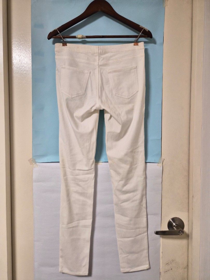 Uniqlo White Legging Pants Size L (Category: Jeans) located in Manila. Submitted by prelovedbyc.hannah (Listing ID 1468589090, Image 2). Description: - Brand/Item: Uniqlo White Legging Pants - Size: L (Waist: 69-75cm | Hip: 94-100cm) - Material: Polyester, Cotton, and Spandex blend - Condition: Pre-loved with several yellowish stains scattered on the front and thigh areas - Important: Please review all pictures carefully for stain locations befor