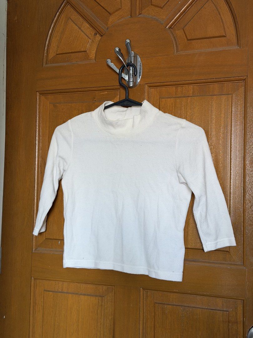 Uniqlo White Mock Neck Top Size 110 (Category: Blouses) located in Paranaque City. Submitted by heygabbie (Listing ID 1468630433, Image 1). Description: - Brand: Uniqlo - Color: White - Size: 110 (Kids) - Material: Warm and soft fleece - Design: Mock neck with three-quarter sleeves, plain solid style - Condition: Great layering piece for cooler weather - Origin: Made in China.