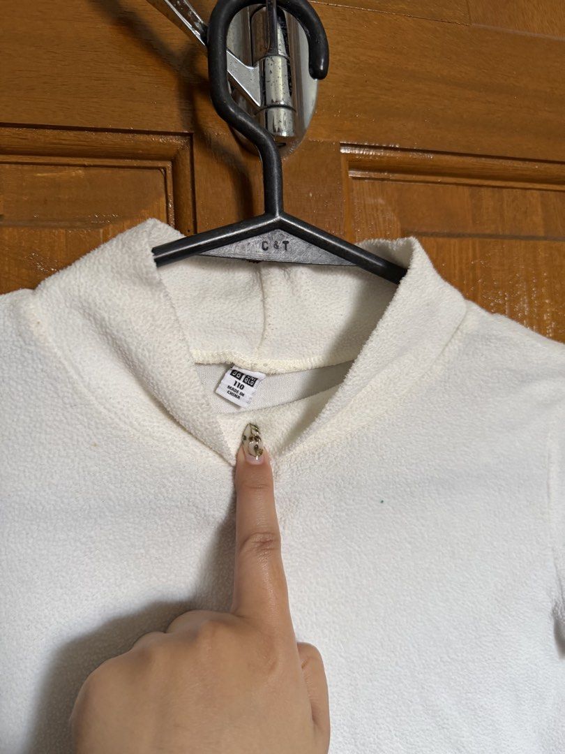 Uniqlo White Mock Neck Top Size 110 (Category: Blouses) located in Paranaque City. Submitted by heygabbie (Listing ID 1468630433, Image 2). Description: - Brand: Uniqlo - Color: White - Size: 110 (Kids) - Material: Warm and soft fleece - Design: Mock neck with three-quarter sleeves, plain solid style - Condition: Great layering piece for cooler weather - Origin: Made in China.
