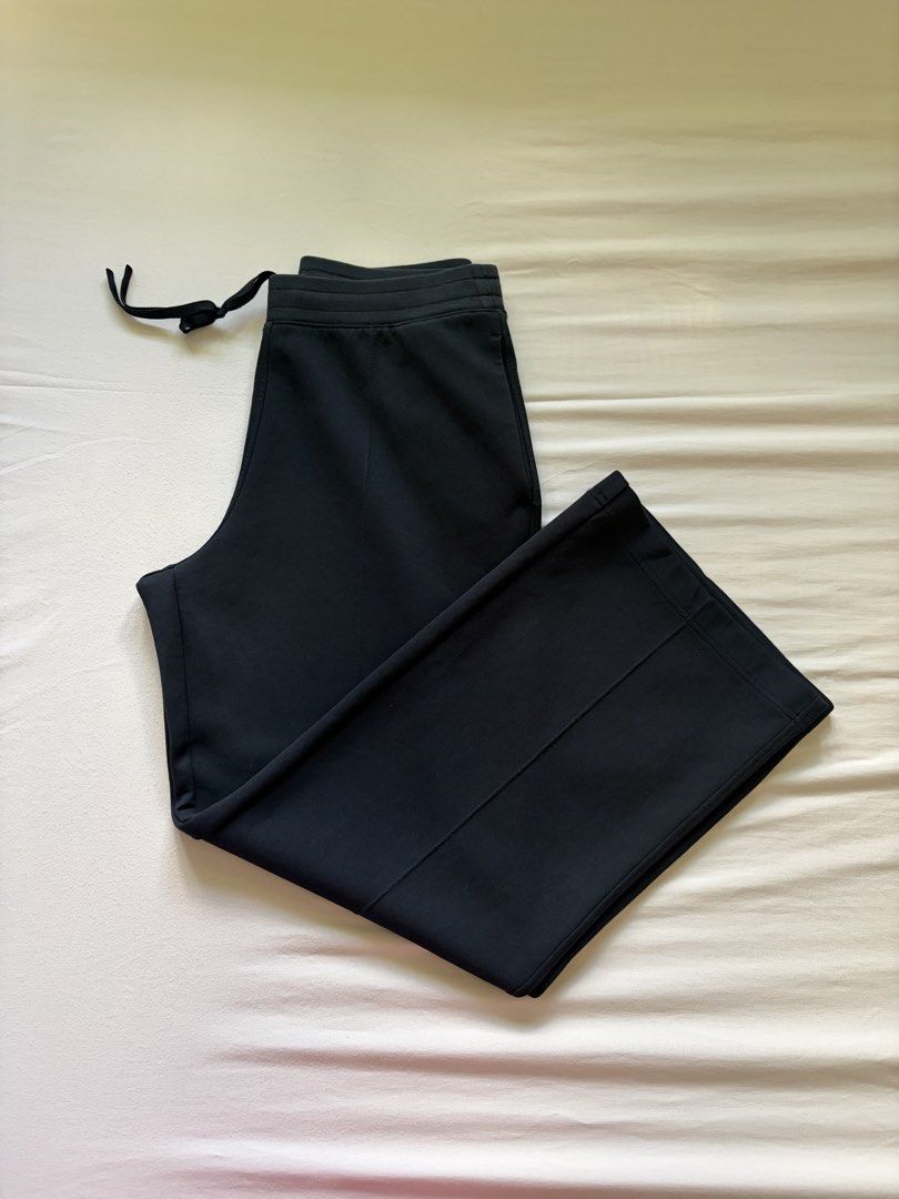 Uniqlo Wide leg sweatpants (Category: Other Bottoms) located in Pasig City. Submitted by chamoisee (Listing ID 1468556700, Image 1). Description: Uniqlo Wide leg sweatpants large on tag (garterized waistband) fits to 32” waist 35” length 9” hem length .