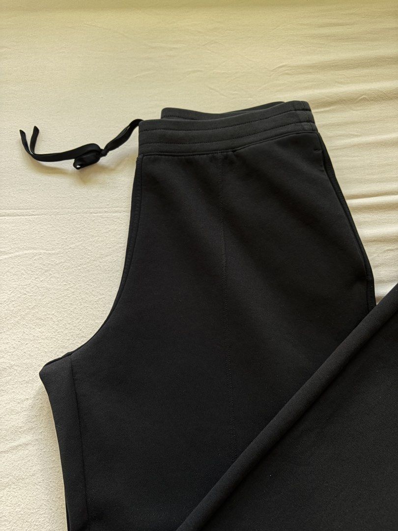 Uniqlo Wide leg sweatpants (Category: Other Bottoms) located in Pasig City. Submitted by chamoisee (Listing ID 1468556700, Image 2). Description: Uniqlo Wide leg sweatpants large on tag (garterized waistband) fits to 32” waist 35” length 9” hem length .