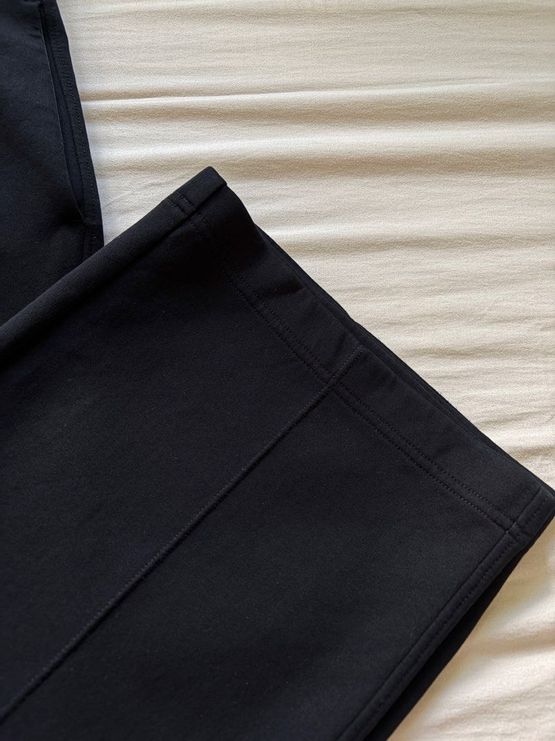 Uniqlo Wide leg sweatpants (Category: Other Bottoms) located in Pasig City. Submitted by chamoisee (Listing ID 1468556700, Image 3). Description: Uniqlo Wide leg sweatpants large on tag (garterized waistband) fits to 32” waist 35” length 9” hem length .