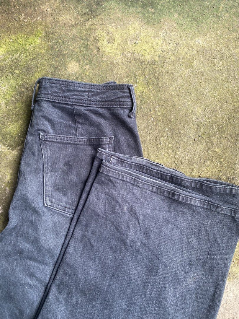 Universal Thread Charcoal Grey Denim Jeans (Category: Jeans) located in Manila. Submitted by repsszzx (Listing ID 1468542320, Image 2). Description: - Size : 31/40/11 - Brand: Universal Thread - Color: Charcoal grey (neutral and easy to match) - Fit: Simple baggy / semi flared cut - Details: Front button closure, belt loops, and back pockets - Perfect for pairing with basic tees or cozy sweaters.