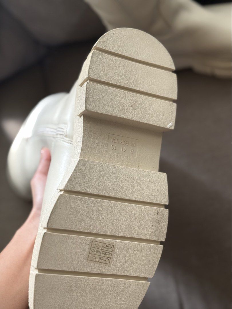 UNUSED Boots (Category: Boots) located in Manila. Submitted by mira_03 (Listing ID 1468528597, Image 3). Description: Bought for almost 5k Sold out online RFS: Wrong size Unused po.