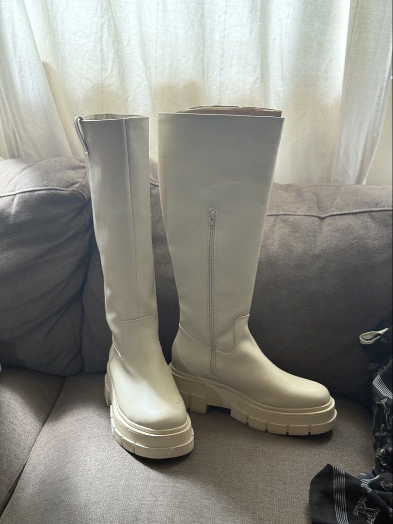 UNUSED Boots (Category: Boots) located in Manila. Submitted by mira_03 (Listing ID 1468528597, Image 2). Description: Bought for almost 5k Sold out online RFS: Wrong size Unused po.