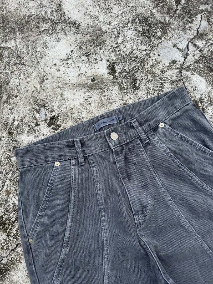 UNUSED LAB BAGGY JEANS (Category: Jeans) located in Panabo. Submitted by madfits.ph (Listing ID 1468616840, Image 2). Description: UNUSED LAB BAGGY JEANS (DIMES ) LENGTH: 40 WIDTH: 30 THIGH: 13 HEM: 9.5 ISSUE: NONE CONDITION: EXCELLENT.