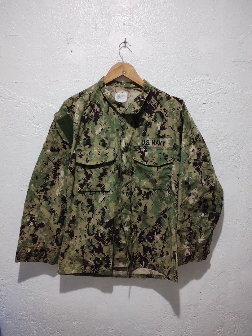 US Navy Type III Green Pixel Camo Working Uniform Blouse (Category: Coats, Jackets and Outerwear) located in Imus. Submitted by darylg88358770 (Listing ID 1468632787, Image 2). Description: - Authentic US Navy Working Uniform (NWU Type III) - Green pixel camouflage pattern - Size: Small-Regular (Chest: 33-37", Height: 67-71") - Material: 50% nylon, 50% cotton ripstop - Features: Button-up front, chest pockets, embroidered U.S. Navy lettering, and