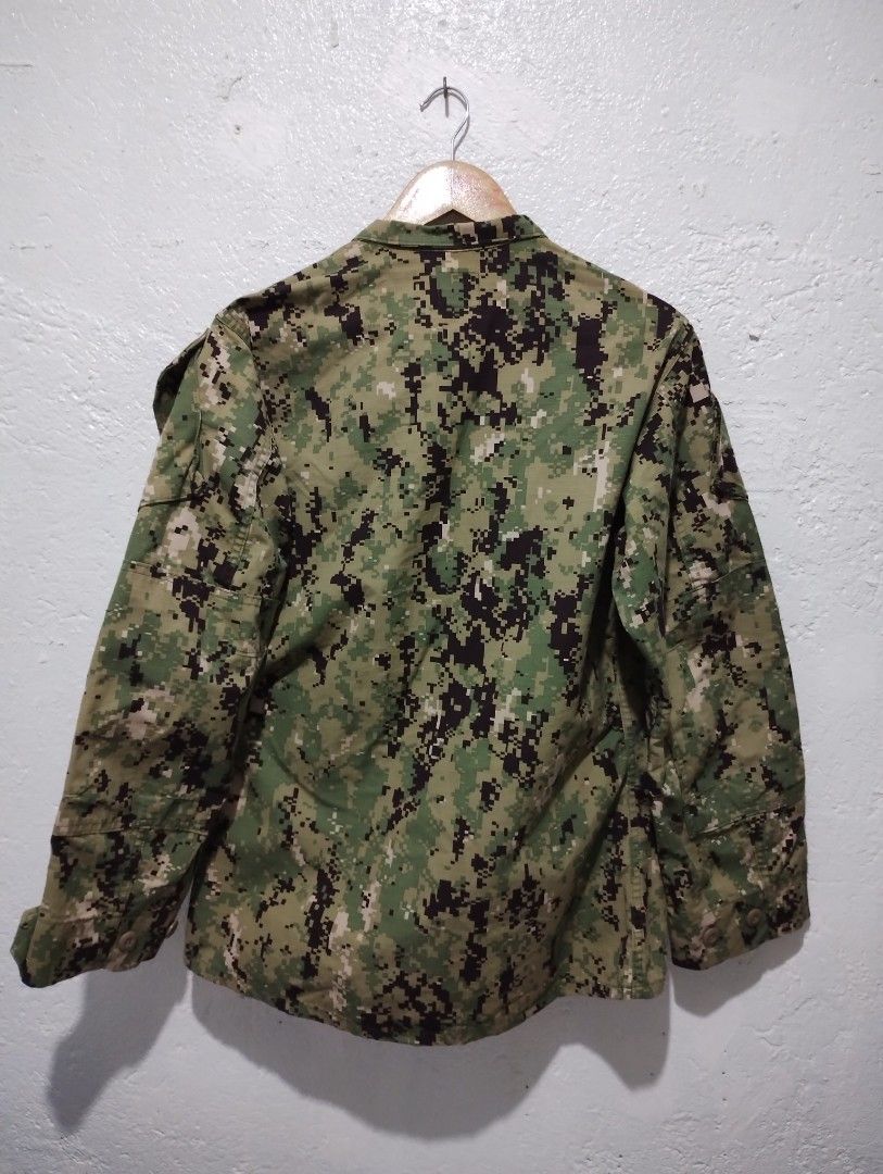 US Navy Type III Green Pixel Camo Working Uniform Blouse (Category: Coats, Jackets and Outerwear) located in Imus. Submitted by darylg88358770 (Listing ID 1468632787, Image 3). Description: - Authentic US Navy Working Uniform (NWU Type III) - Green pixel camouflage pattern - Size: Small-Regular (Chest: 33-37", Height: 67-71") - Material: 50% nylon, 50% cotton ripstop - Features: Button-up front, chest pockets, embroidered U.S. Navy lettering, and