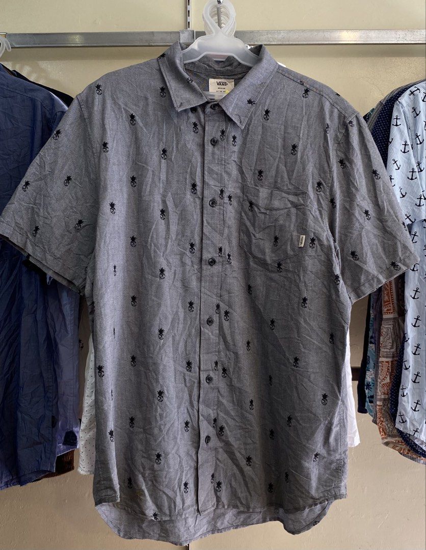 VANS Button Down Polo Pineapple Print – Men’s (Gray) (Category: Tshirts & Polo Shirts ) located in Lucena. Submitted by ojfinds (Listing ID 1468573505, Image 1). Description: ‼️FOR SALE‼️ VANS Button Down Polo Pineapple Print – Men’s (Gray) • Size: Medium fits to XL (W23 L29) • Condition: Excellent / No issues Available. Message for details..