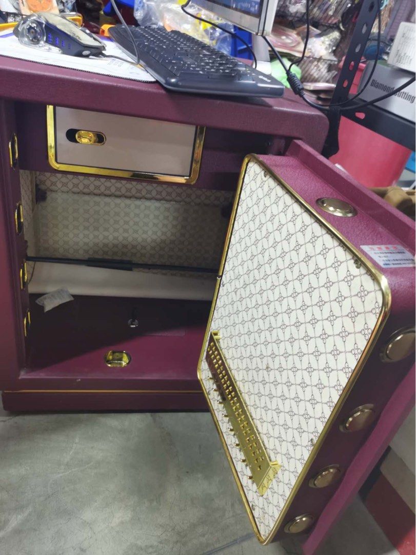 Vault (Category: Safe) located in Manila. Submitted by ivyfv04 (Listing ID 1468640246, Image 3). Description: Vault 60x45x40 cm With key and fingerprint No password.