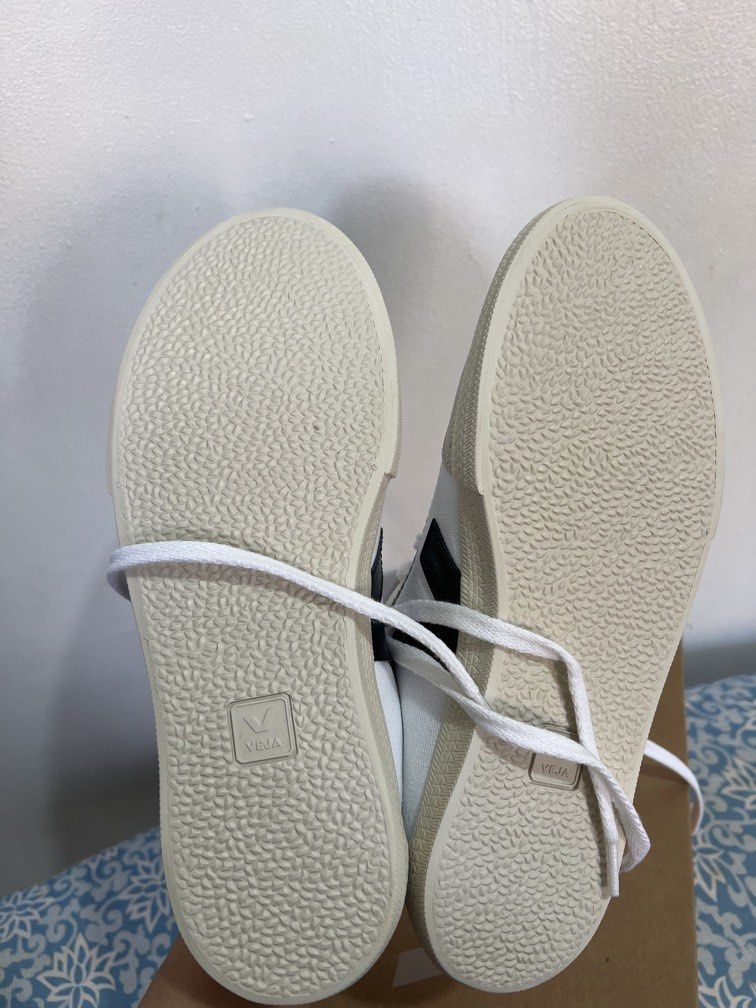 Veja Volley Canvas in white/black (Category: Sneakers) located in Las Pinas. Submitted by gaeley (Listing ID 1468519532, Image 3). Description: size 39 💯 authentic.