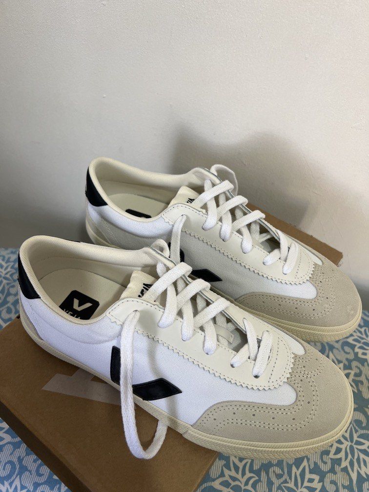 Veja Volley Canvas in white/black (Category: Sneakers) located in Las Pinas. Submitted by gaeley (Listing ID 1468519532, Image 2). Description: size 39 💯 authentic.