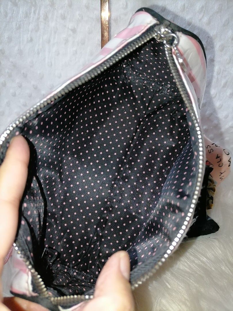 Victoria's Secret Pouch (Category: Purses & Pouches) located in Butuan. Submitted by az-branded.items (Listing ID 1468587046, Image 3). Description: Very good condition pa Medyo gusot lang sa bale Legit from Korea bale.