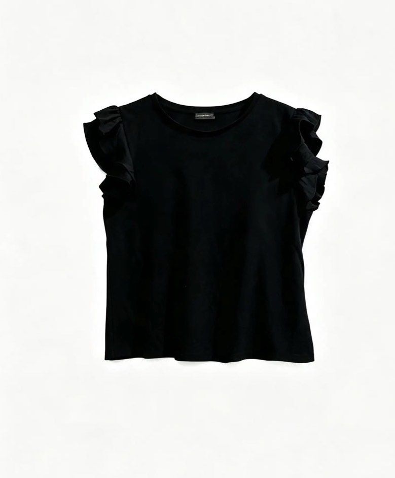 VINCE CAMUTO (Category: Blouses) located in Davao. Submitted by sart0ria85 (Listing ID 1468649264, Image 1). Description: This former Nine West director created this deep black shirt with ruffled sleeves is perfect for formal/semi formal and casual wears. 87%COTTON and 13% POLYESTER. MADE IN VIETNAM 🇻🇳 SMALL. Size 4 EXCELLENT CONDITION (96/100).