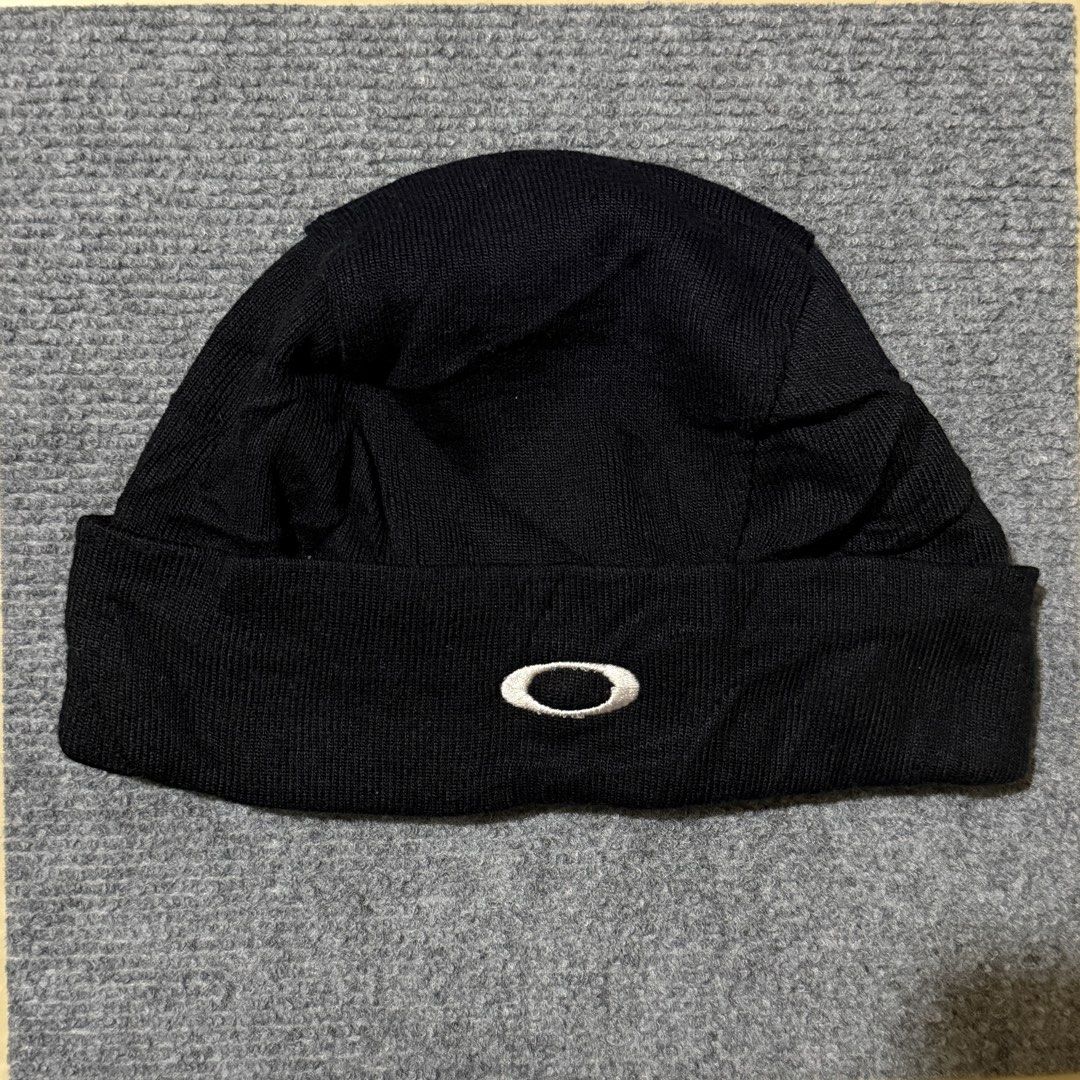 Vintage 00s Oakley Beanie Hat (Category: Beanies) located in Zamboanga. Submitted by hype_thrifts (Listing ID 1468665352, Image 1). Description: One size fits all Like new.
