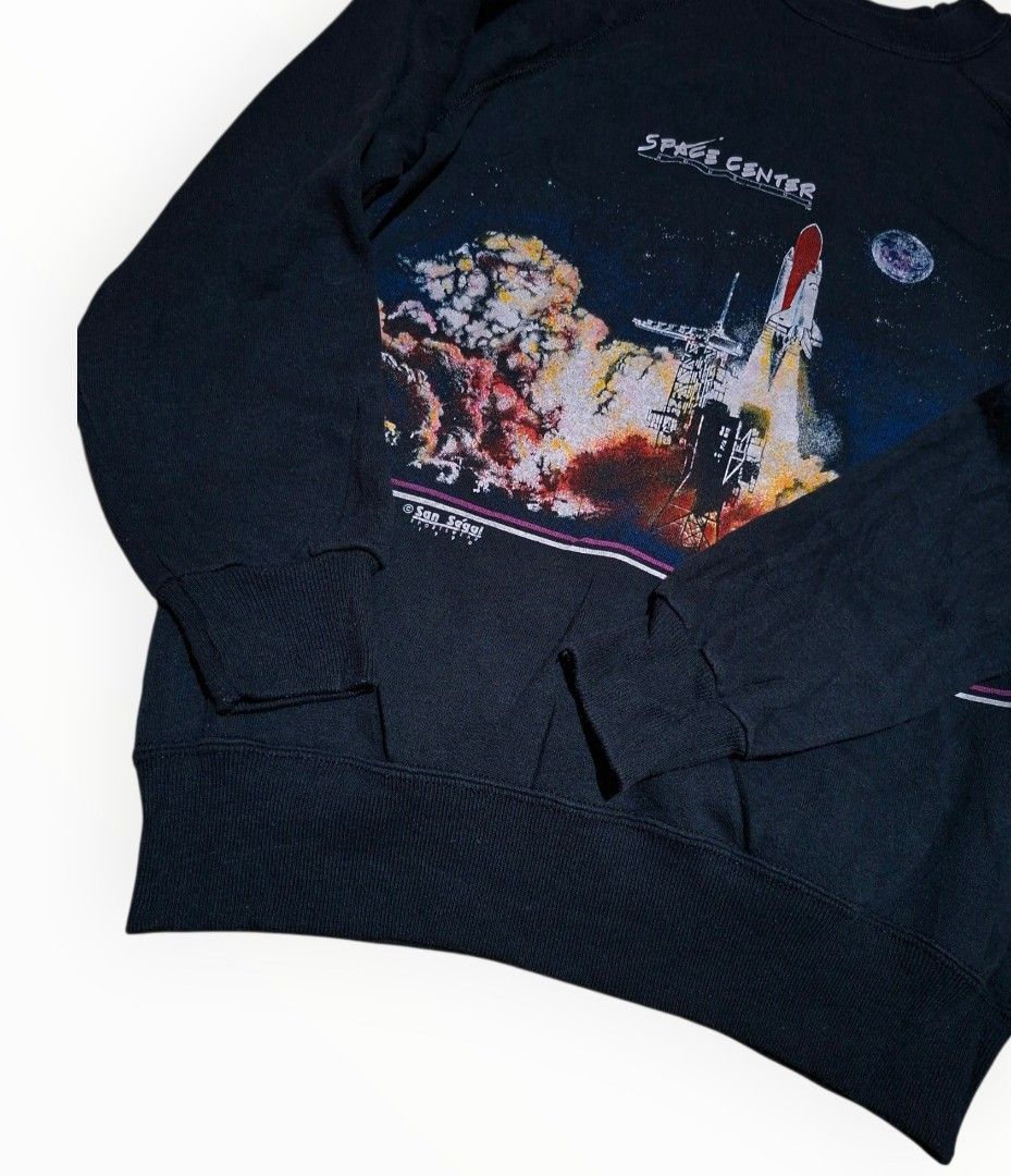 Vintage 1990 sweatshirt (Category: Tshirts & Polo Shirts ) located in Manila. Submitted by markjethro.rubenta (Listing ID 1468568752, Image 3). Description: VINTAGE Crewneck Sweatshirt Dimes : L 27 x W 19 Authentic / Dated ©️ 1990 Condition & Color rate : Like New Condition Issue: 🙅‍♂️ ❌️ Item price: For only ( *** ) Just message me Location: Iligan City ( JNT Courier )📌 Message me lang Po for more inquiries 📥.