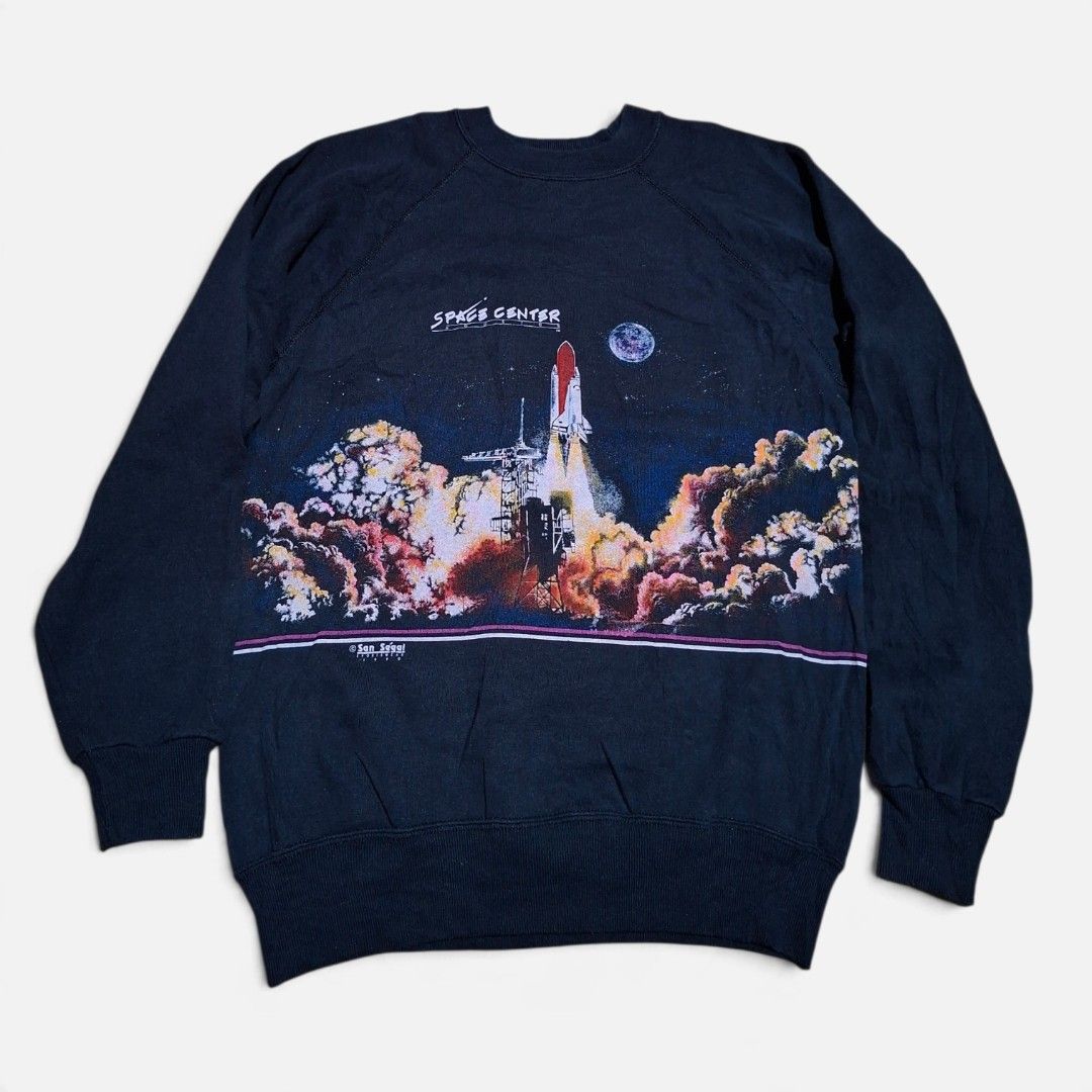 Vintage 1990 sweatshirt (Category: Tshirts & Polo Shirts ) located in Manila. Submitted by markjethro.rubenta (Listing ID 1468568752, Image 2). Description: VINTAGE Crewneck Sweatshirt Dimes : L 27 x W 19 Authentic / Dated ©️ 1990 Condition & Color rate : Like New Condition Issue: 🙅‍♂️ ❌️ Item price: For only ( *** ) Just message me Location: Iligan City ( JNT Courier )📌 Message me lang Po for more inquiries 📥.
