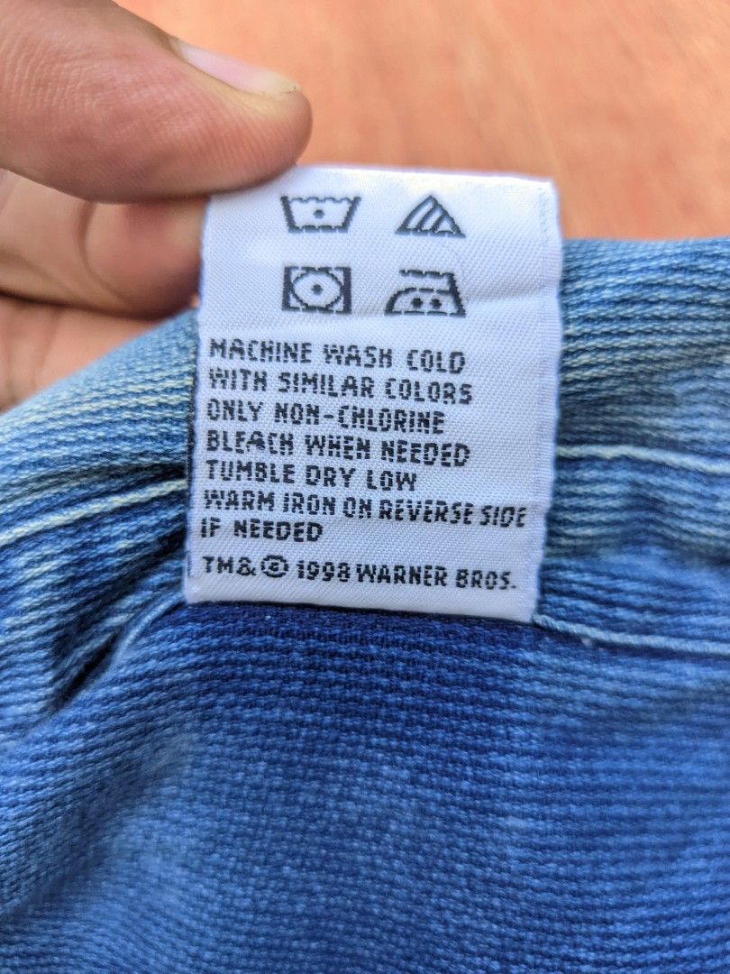 Vintage 90's Warner Bros denim Jacket (Category: Coats, Jackets and Outerwear) located in Kapalong. Submitted by hashhthrift (Listing ID 1468572054, Image 3). Description: issue sign of use 27x30.