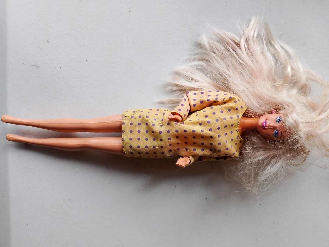 Vintage Barbie mattel (Category: Kids Toys) located in Santo Domingo. Submitted by glitterpinkgloss (Listing ID 1468582244, Image 1). Description: -may putol sa daliri -needs cleaning and hairspa -manage your expectations. -wyswyg as is .