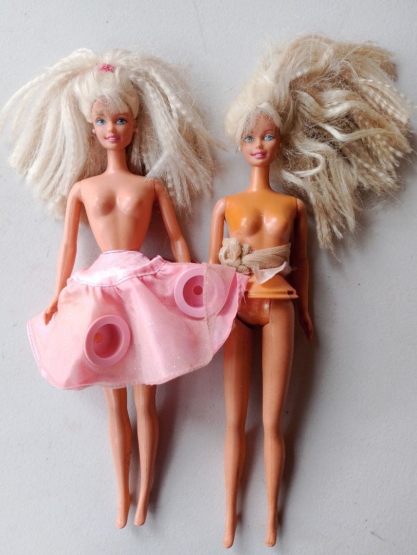 Vintage Barbie twirlin makeup set only (Category: Kids Toys) located in Santo Domingo. Submitted by glitterpinkgloss (Listing ID 1468579313, Image 1). Description: -needs cleaning and hairspa -manage your expectations. -wyswyg as is .