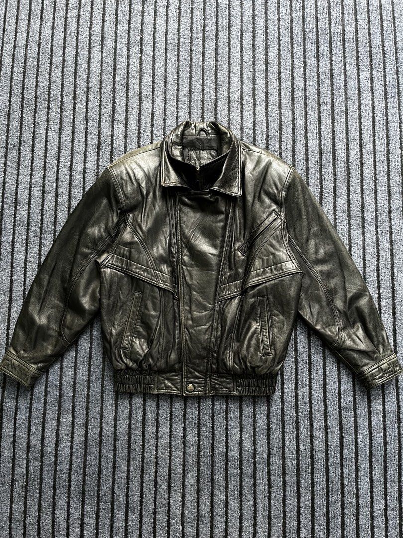 Vintage Black Leather Bomber Jacket (Category: Coats, Jackets and Outerwear) located in Dagupan City. Submitted by y2kayefinds (Listing ID 1468635542, Image 1). Description: Vintage Black Leather Bomber Jacket DIMES: 22 by 26.5.