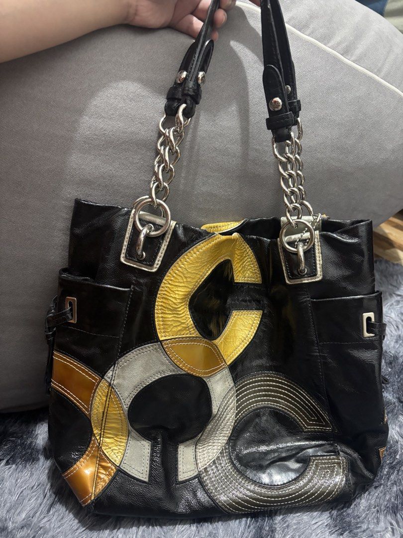 Vintage Coach Bags Preloved (Category: Shoulder Bags) located in Manila. Submitted by ariaamazee (Listing ID 1468661149, Image 3). Description: Authentic Vintage Coach Peyton Inlaid C Patent Leather Tote Bag Normal signs of use Rank AB Clean interior and exterior No cracks No rubs .