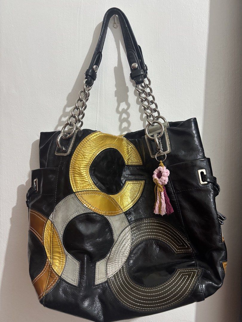 Vintage Coach Bags Preloved (Category: Shoulder Bags) located in Manila. Submitted by ariaamazee (Listing ID 1468661149, Image 2). Description: Authentic Vintage Coach Peyton Inlaid C Patent Leather Tote Bag Normal signs of use Rank AB Clean interior and exterior No cracks No rubs .