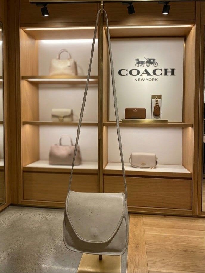 VINTAGE COACH Lindsey Bag Pre 1994 (Category: Cross-body Bags) located in San Jose. Submitted by nnayramsfinds (Listing ID 1445305680, Image 1). Description: -needs to restore color on some areas/project bag -no hangtag -SF is 100 -already cleaned with White saddle soap.