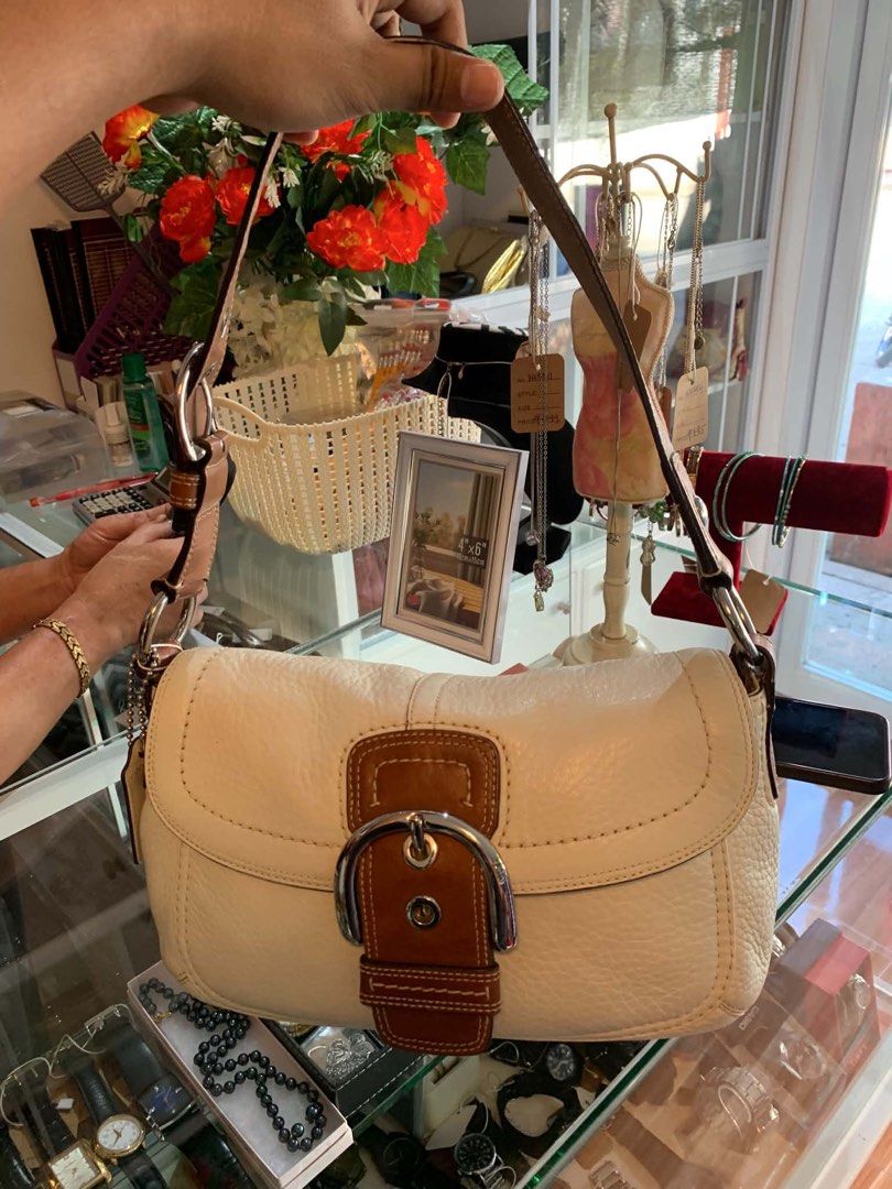vintage Coach Soho Shoulder Bag (Category: Luxury Bags & Wallets) located in Ivisan. Submitted by trashtotreasuree (Listing ID 1468546950, Image 2). Description: This is a vintage Coach Soho Shoulder Bag (Style F13105) crafted in white pebble leather with brown/tan leather trim and a prominent front buckle detail.