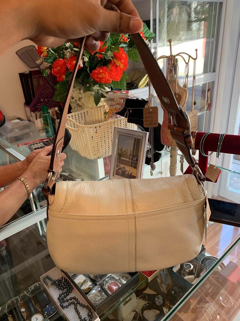 vintage Coach Soho Shoulder Bag (Category: Luxury Bags & Wallets) located in Ivisan. Submitted by trashtotreasuree (Listing ID 1468546950, Image 3). Description: This is a vintage Coach Soho Shoulder Bag (Style F13105) crafted in white pebble leather with brown/tan leather trim and a prominent front buckle detail.