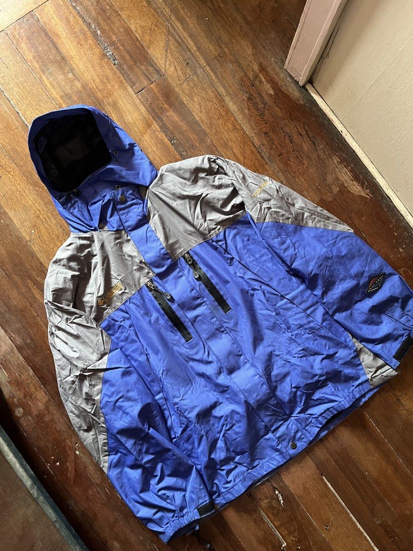 Vintage Columbia Titanium Omni-Tech Interchange Jacket shell (Category: Coats, Jackets and Outerwear) located in Los Banos. Submitted by lootmeup (Listing ID 1468546079, Image 3). Description: Vintage Columbia Titanium Omni-Tech Interchange Jacket shell Issue: Missing insulating inner layer, basically parang windbreaker na lang siya with still the water repellent feature Also yung upper zipper niya is may part na sira na pero fully functional pa 