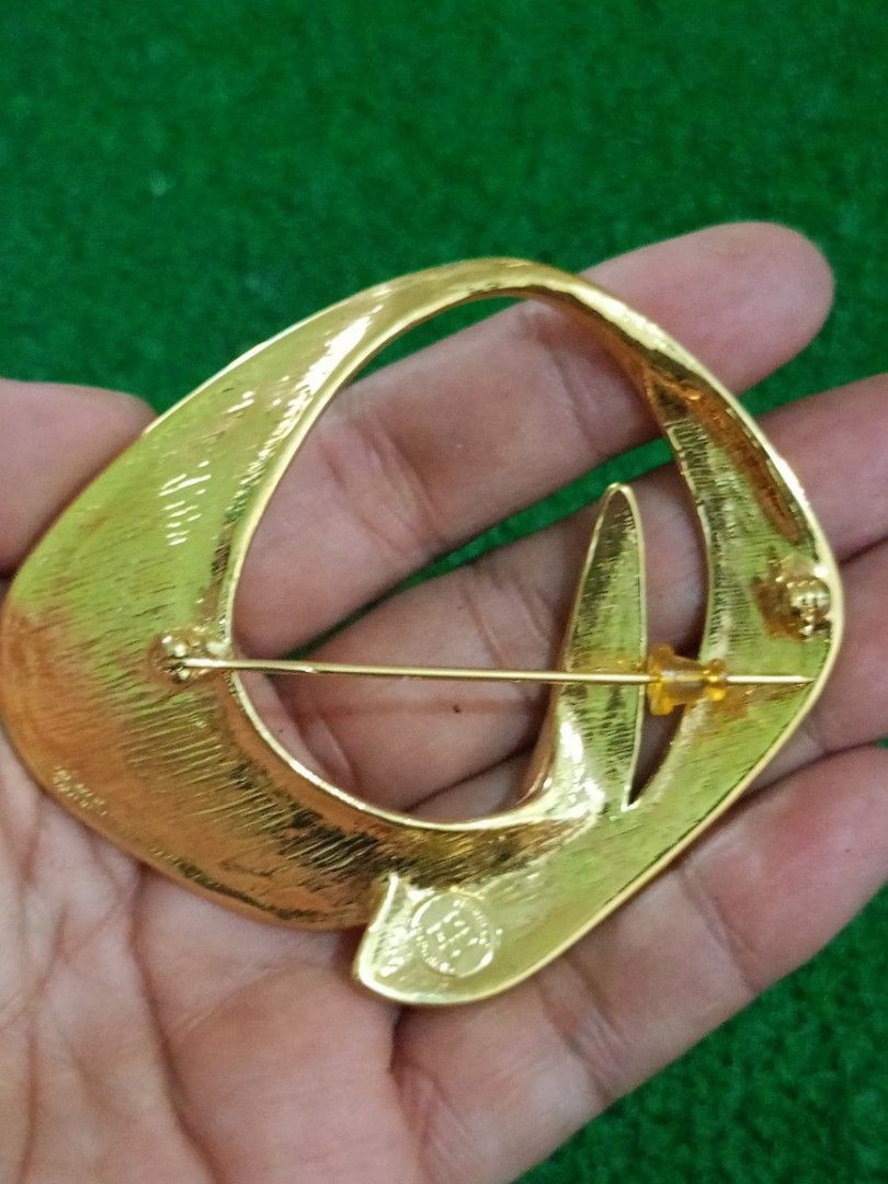 Vintage Givenchy Gold Tone Abstract Statement Brooch (Category: Brooches) located in Bacoor. Submitted by bibelot03 (Listing ID 1468518612, Image 2). Description: - Authentic vintage Givenchy statement brooch - Finish: Brushed and polished gold tone - Design: Unique abstract sculptural loop - Features: Secure pin closure and stamped 4G logo maker's mark on the back - Size/Weight: Solid size with a nice, premium weight - Styling: Great for pinning