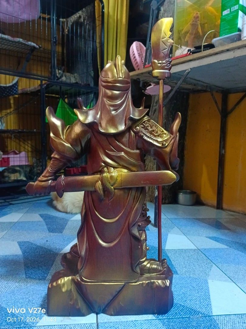 Vintage Guan Gong (Category: Other Home Decor) located in Mandaluyong City. Submitted by theforgottentreasures (Listing ID 1468533327, Image 3). Description: 18k pesos!!! 📌 Vintage Guan Gong Sculpture The Chinese God of Wealth 23 ½ x 12 inches made of Rosewood heavy wood what you see is what you get.