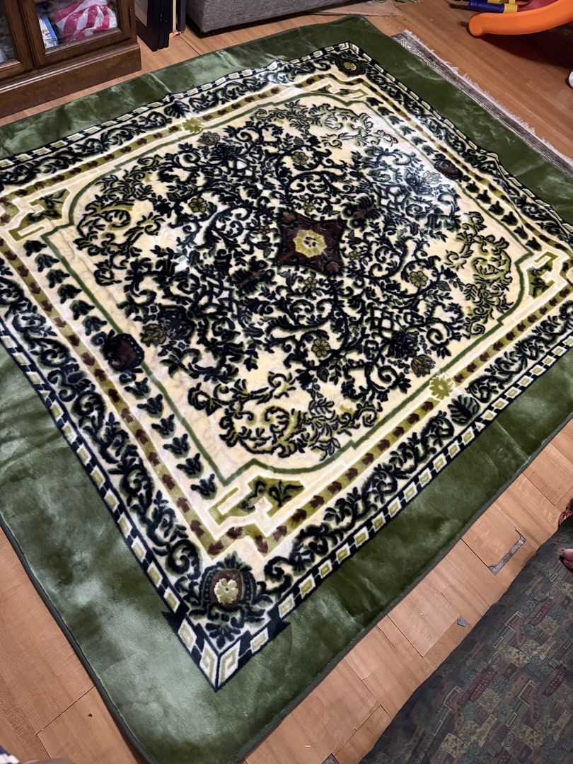 Vintage Iconic Green Carpet 200cmx250cm (Category: Carpets, Mats & Flooring) located in Paranaque City. Submitted by edszz (Listing ID 1468677775, Image 3). Description: Vintage Iconic Green Carpet Good condition No foul Odor .