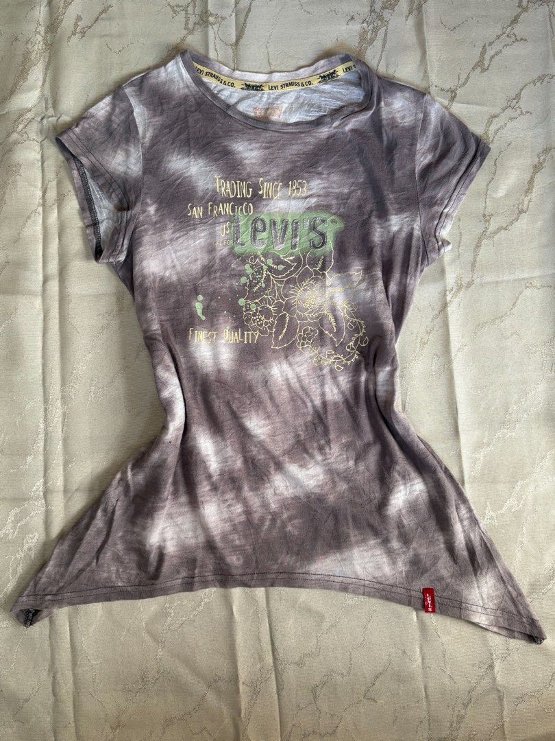 vintage levis baby tee (Category: Shirts) located in Sorsogon. Submitted by julijulia_05 (Listing ID 1468506769, Image 1). Description: nego if sure buyer xs-s.
