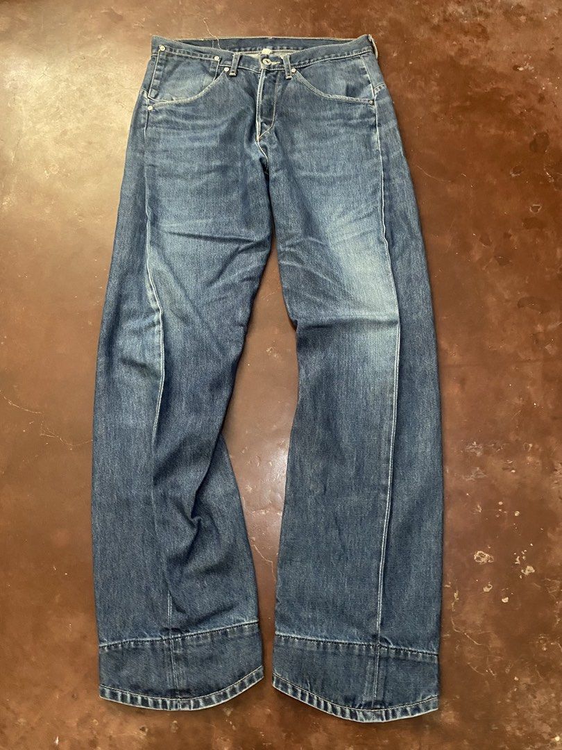 Vintage Levi’s Engineered Bootcut (Category: Jeans) located in Malita. Submitted by ronnyboi (Listing ID 1468631001, Image 3). Description: W:32~33 L:41-44 T:12.5 H:8.5 Mine:1200.