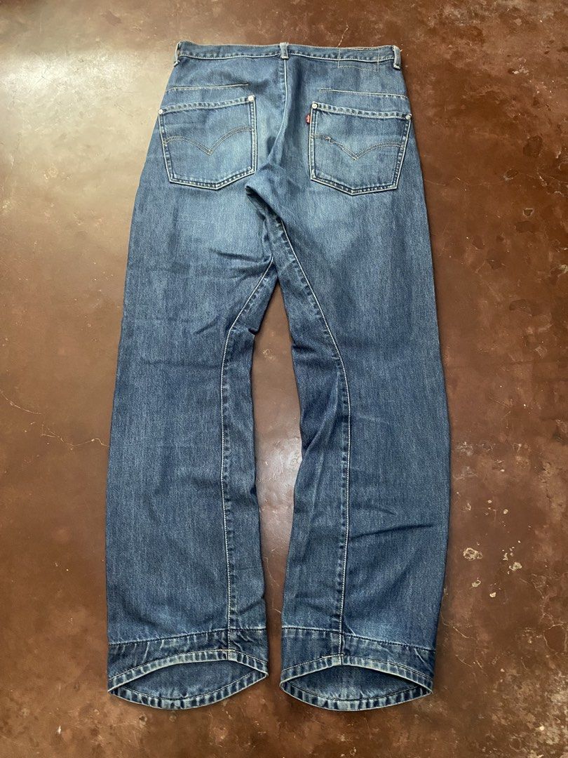 Vintage Levi’s Engineered Bootcut (Category: Jeans) located in Malita. Submitted by ronnyboi (Listing ID 1468631001, Image 1). Description: W:32~33 L:41-44 T:12.5 H:8.5 Mine:1200.