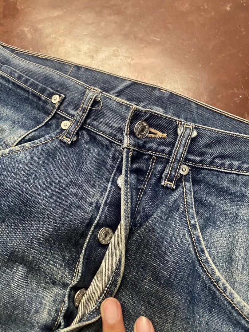Vintage Levi’s Engineered Bootcut (Category: Jeans) located in Malita. Submitted by ronnyboi (Listing ID 1468631274, Image 3). Description: W:32-33 L:41-43 T:13 H:8.5 Mine:1200.
