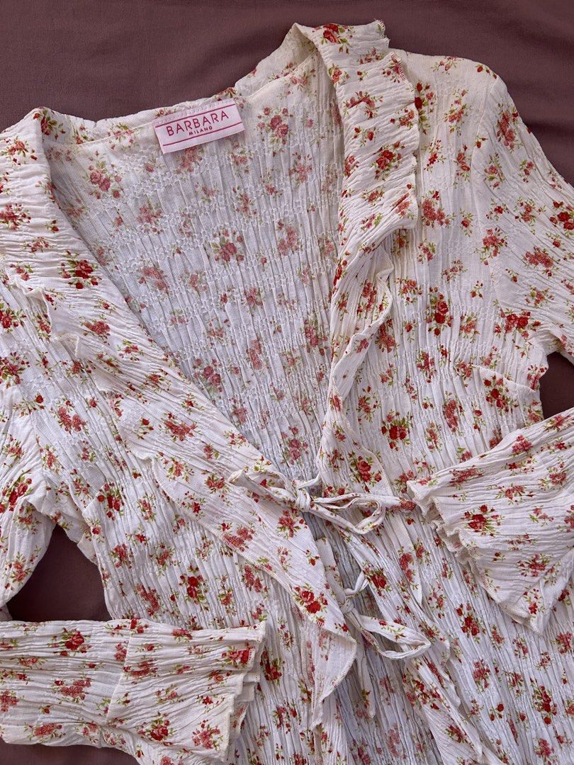 Vintage Longsleeve Floral Top (Category: Blouses) located in Pasay City. Submitted by jks.ells (Listing ID 1468549455, Image 2). Description: - SO PRETTYYYY !! - selling this just bcs i don’t think it suits me 🥹 .